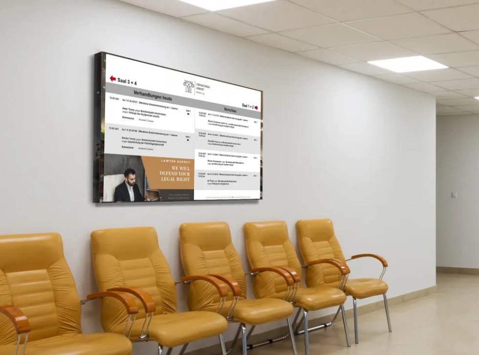 Ein Empfangsmonitor begrüßt und informiert Besucher in einer Behörde