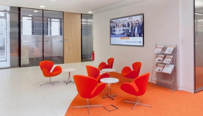 Digitales Infoboard im Lobby-Bereich der Volksbank Krefeld