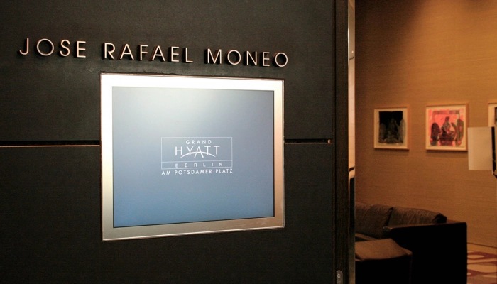 Hochwertige elektronische Wegeleitung in luxuriösem Berliner Hotel