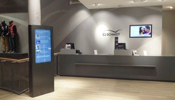 Werbedisplays am PoS und Wegeleitsystem in den drei -Kaufhäuser von CJ Schmidt