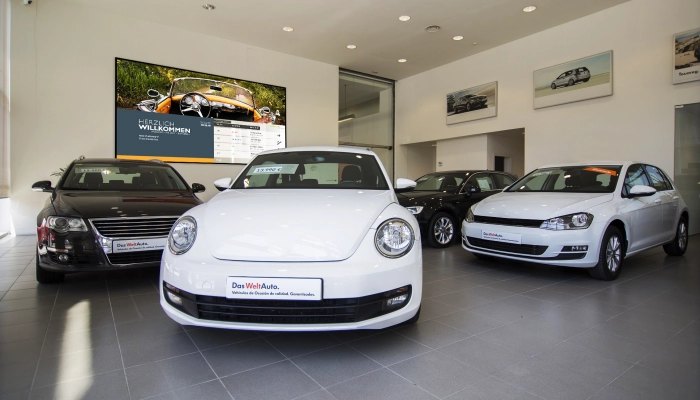 Digitale Empfangsmonitore im Autohaus