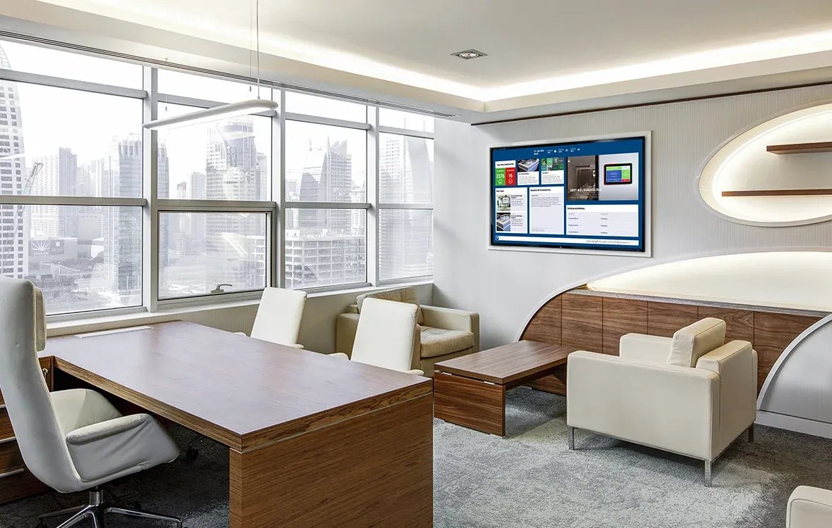 Ein digitales Schwarzes Brett informiert Kunden im Wartebereich