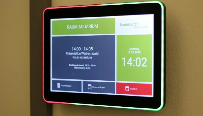 Digitale Türschilder beim Digital Signage Innovation Center der Komma,tec redaction
