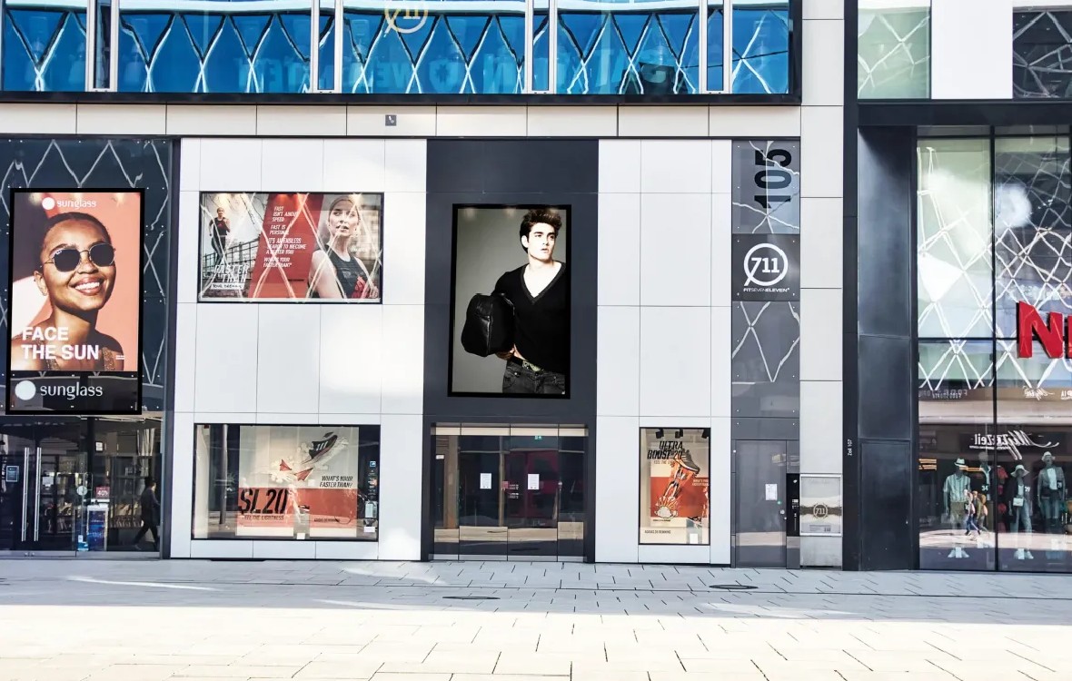 Digitale Werbedisplays vor einem Einkaufszentrum