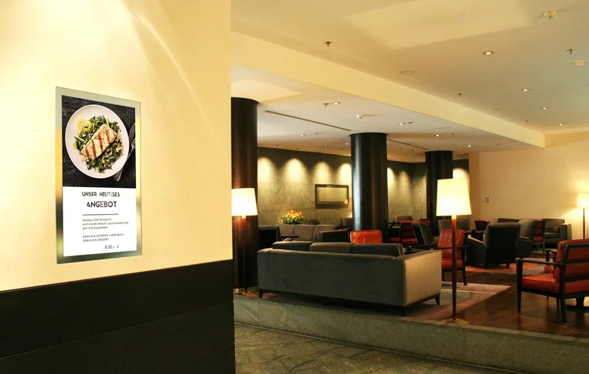Digitale Menüboards in einem eleganten Lounge-Bereich