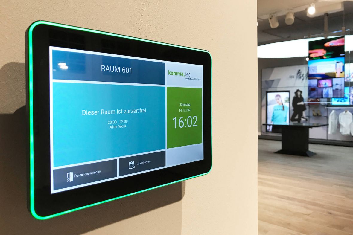 Dieses digitale TĂŒrschild zeigt einen freien Raum an (grĂŒnes AuĂenlicht)