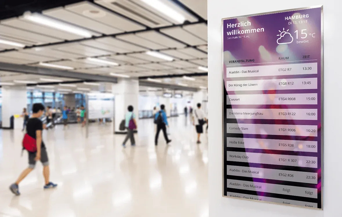 Ein Digital Signage Display an der Wand in der Behörde