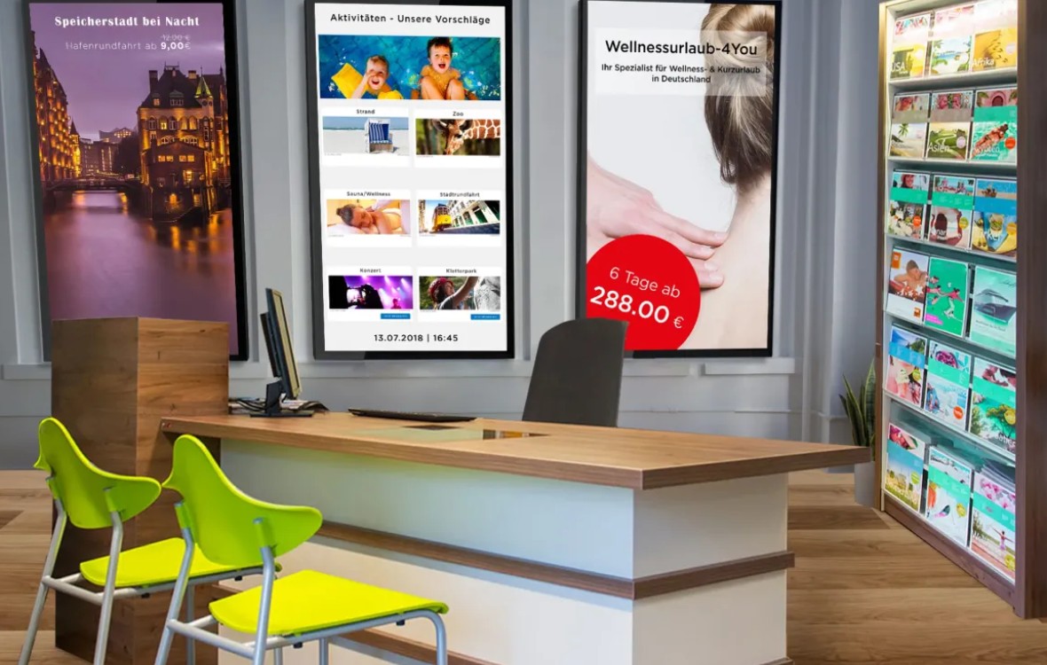 Digitales Werbedisplay in einem ReisebĂŒro.