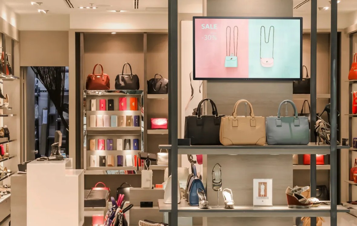 Displays mit Werbung in einem LederwarengeschÀft