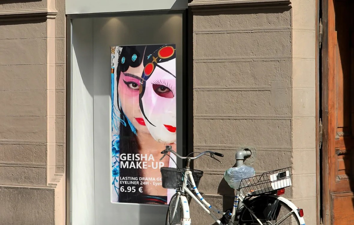 Ein Werbedisplay am Point of Sale zeigte Werbung fĂŒr Make-up