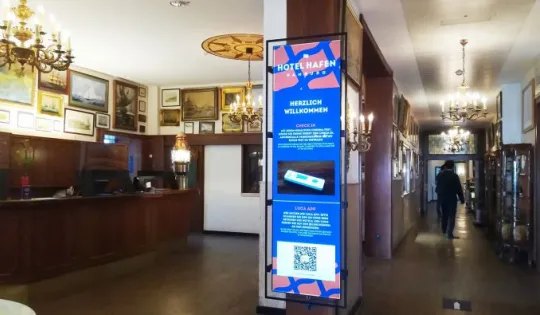 Digitales Infoboard in der Lobby vom Hotel Hafen Hamburg.