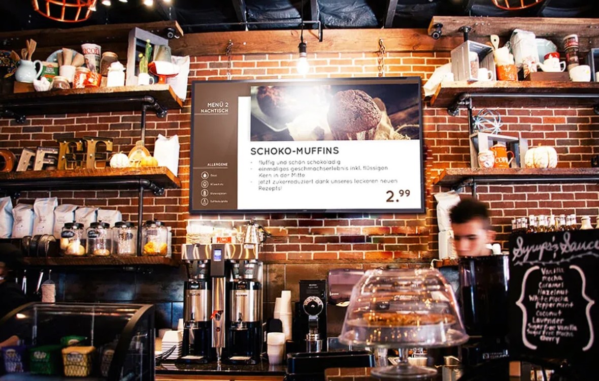 Digitaler Bildschirm in einer eleganten Lounge mit dem Angebot des Tages: gegrillter Fischgericht.