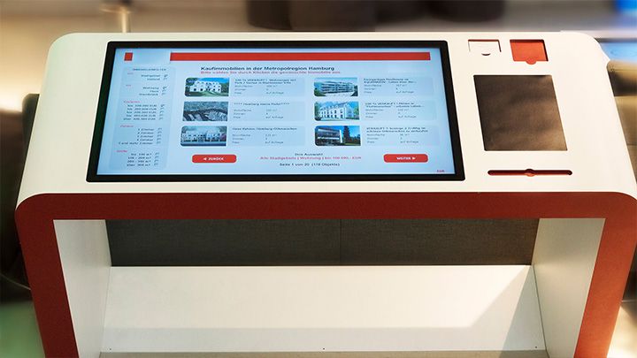 Touch-Terminal für Immobilien-Angebote in einer Bank