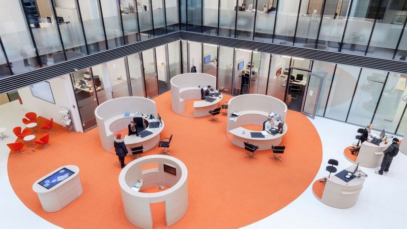 Touch-Tisch in der Empfangshalle einer Bank