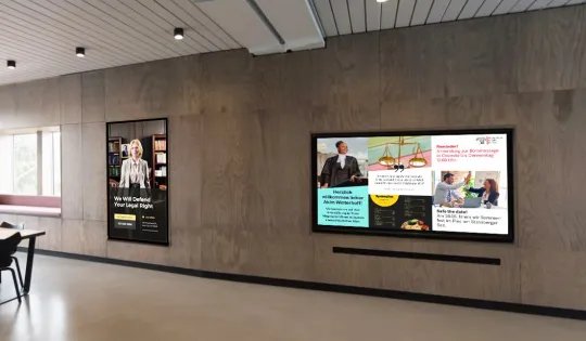 Ein Digitales Infoboard informiert Besucher und Studenten