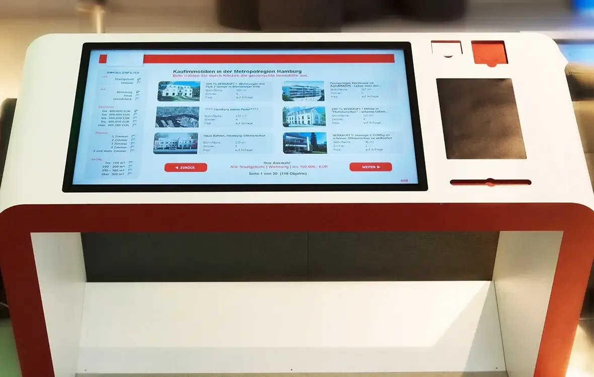 Digital Signage touch display mit Immobilienangeboten