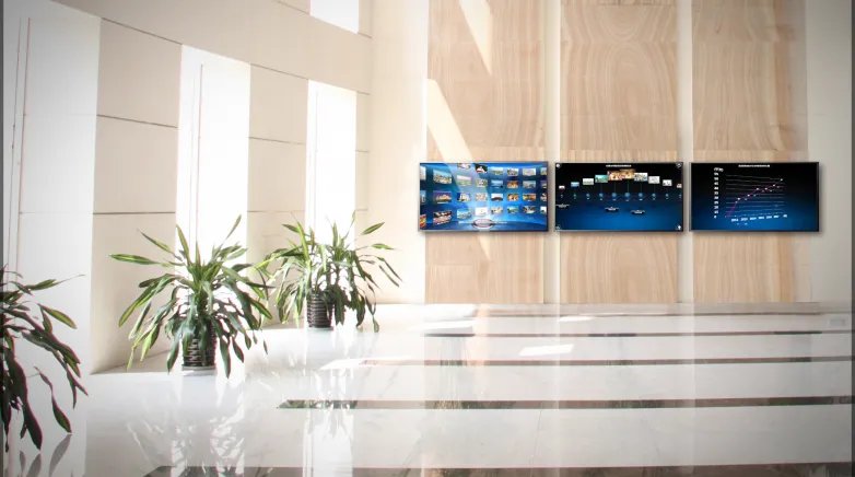 Empfangsmonitore beim Digital Signage Anbieter Komma,tec redaction