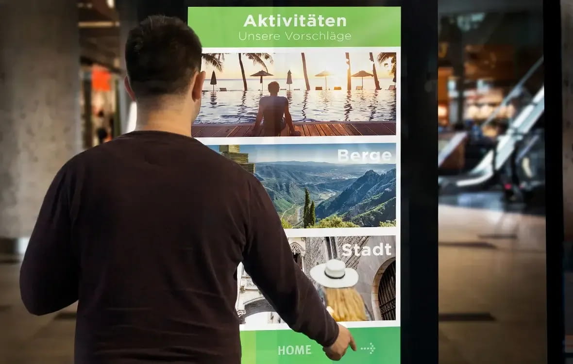 Ein Digital Signage Touchdisplay schlägt Aktivitäten vor