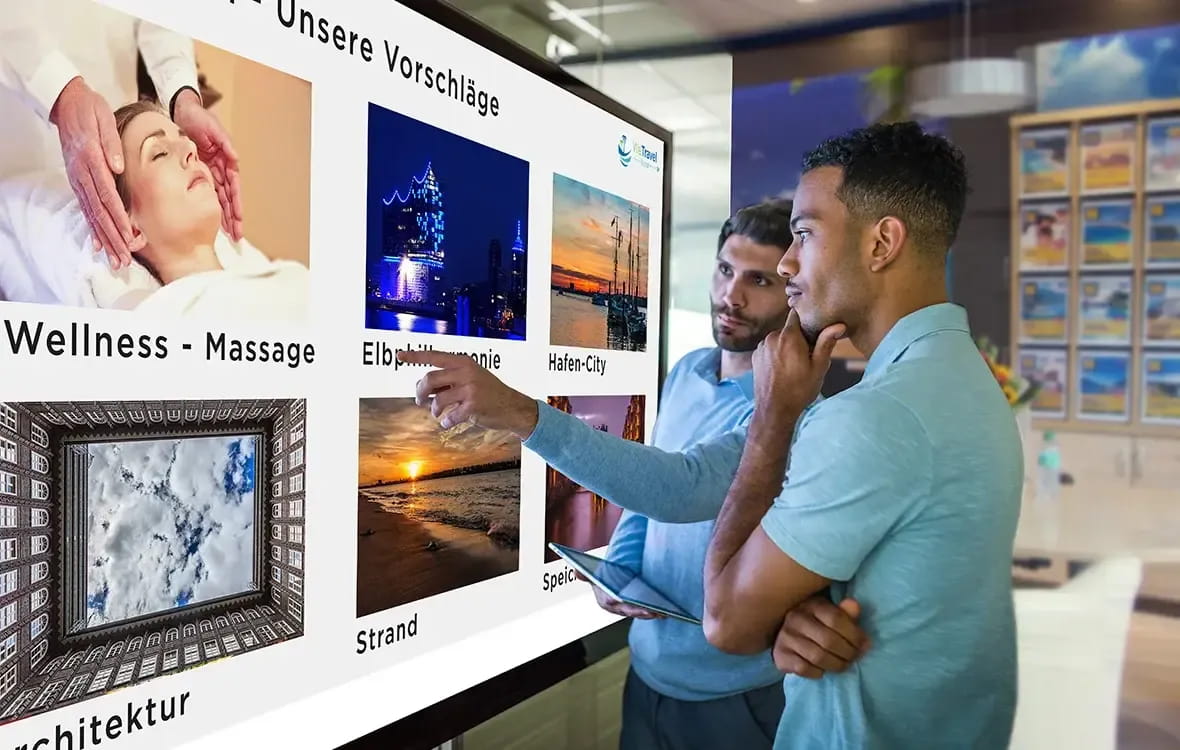 Touch-Displays mit Informationen für Mitarbeiter