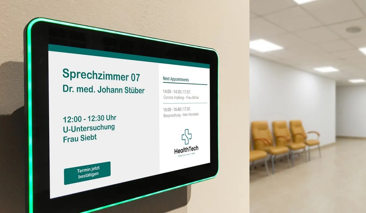 Ein Displys zeigt die nächsten Termine im Behandlungsraum an