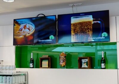 Digital Signage Werbedisplay am Café