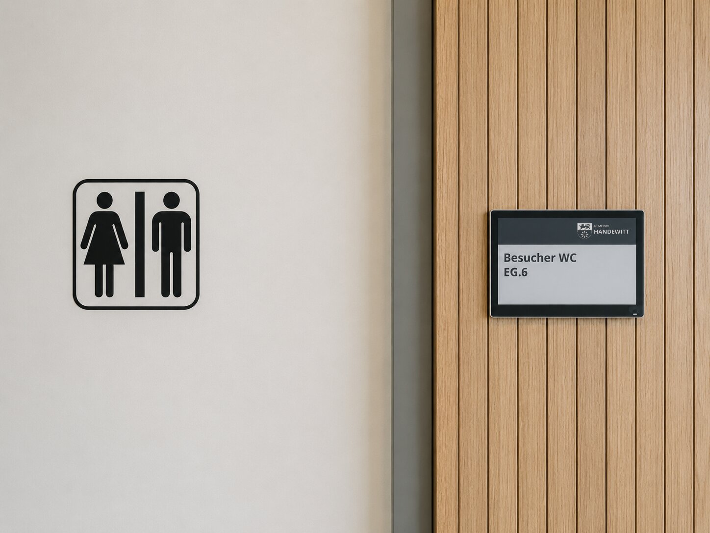 E-Paper Türschilder - Slider QBic auf Holz Handewitt