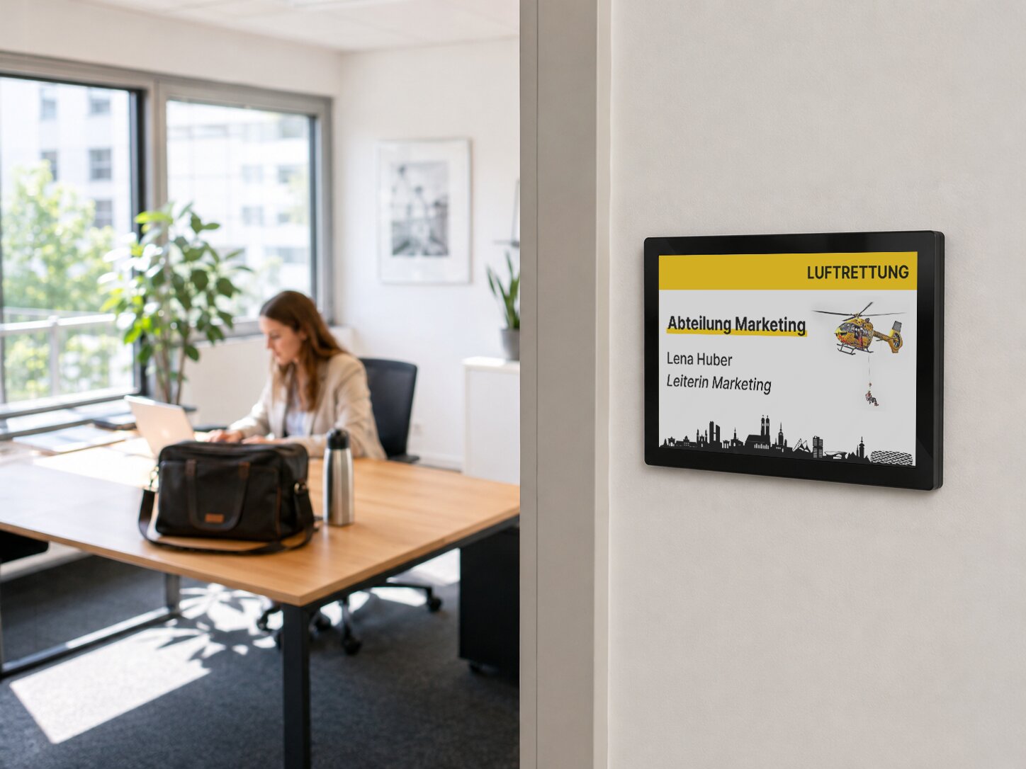 E-Paper Türschilder - Slider Solum 7zoll quer auf weißer Wand Luftrettung