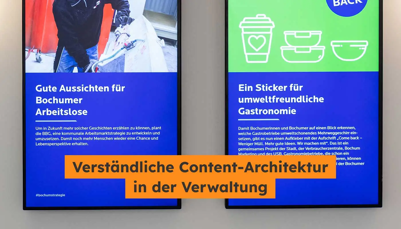 Helle Displays in einem hellen Flur zeigen Inhalte mit einem blauen Design