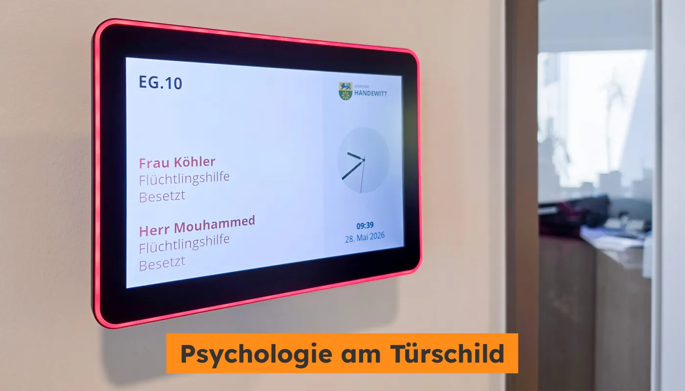 Ein rotleuchtendes Türschild an der Wand